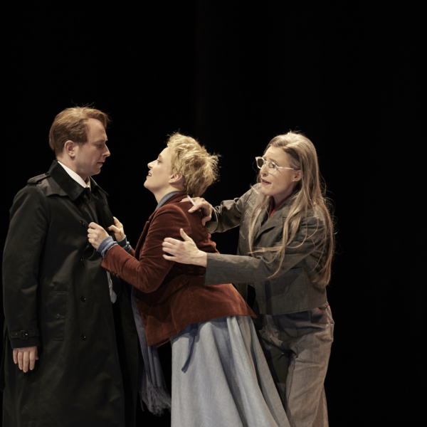 DIE MEISTERSINGER VON NÜRNBERG: Daniel Behle (Walther von Stolzing), Esther Dierkes (Eva), Maria Theresa Ullrich (Magdalena); 2026 Foto: Matthias Baus